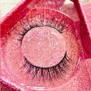 Luvme 3D Mink Lashes - Brand New in Box